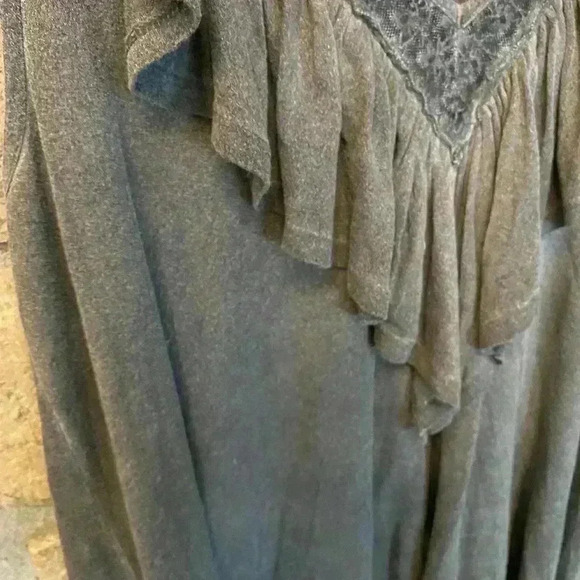 Altar’d State Women's Boho Feminine Ruffle Rayon Comfortable gray top medium - Picture 4 of 11